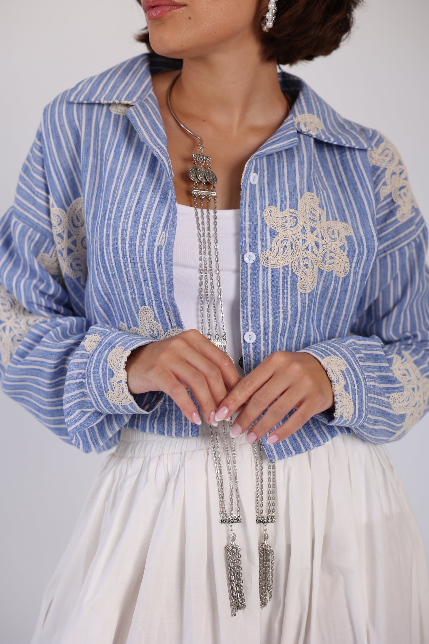 Cropped embroidered shirt