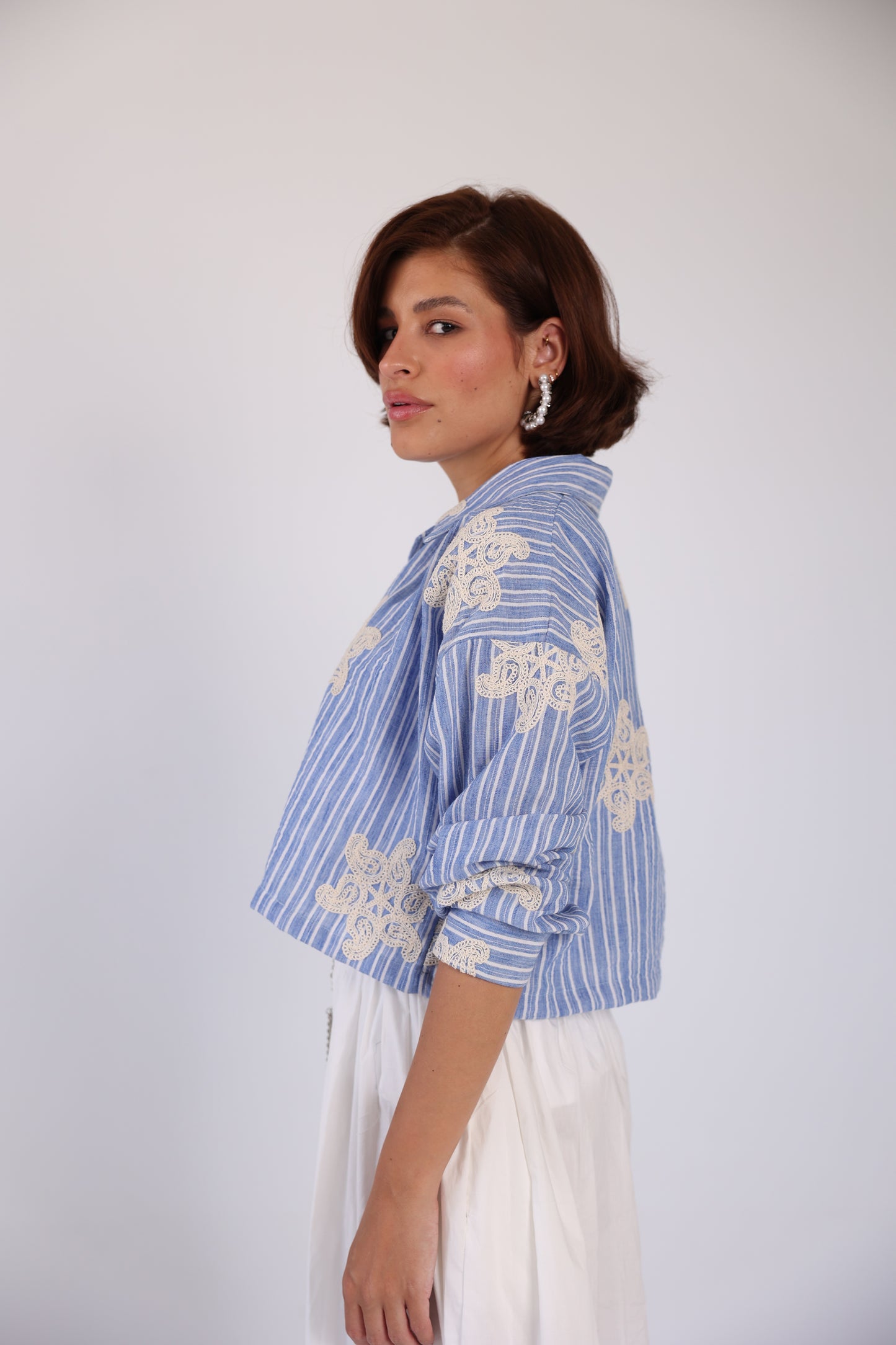 Cropped embroidered shirt