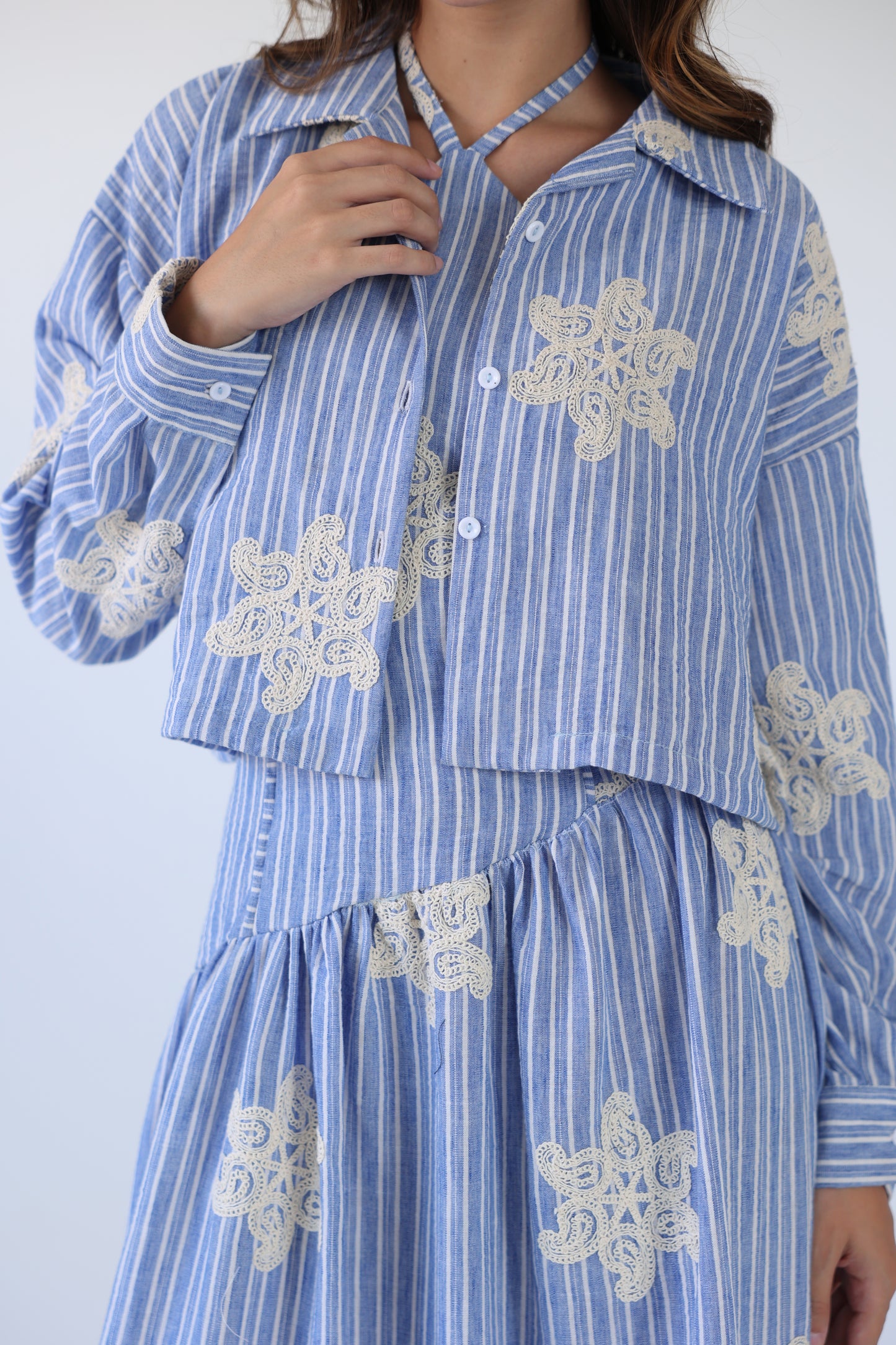 Cropped embroidered shirt