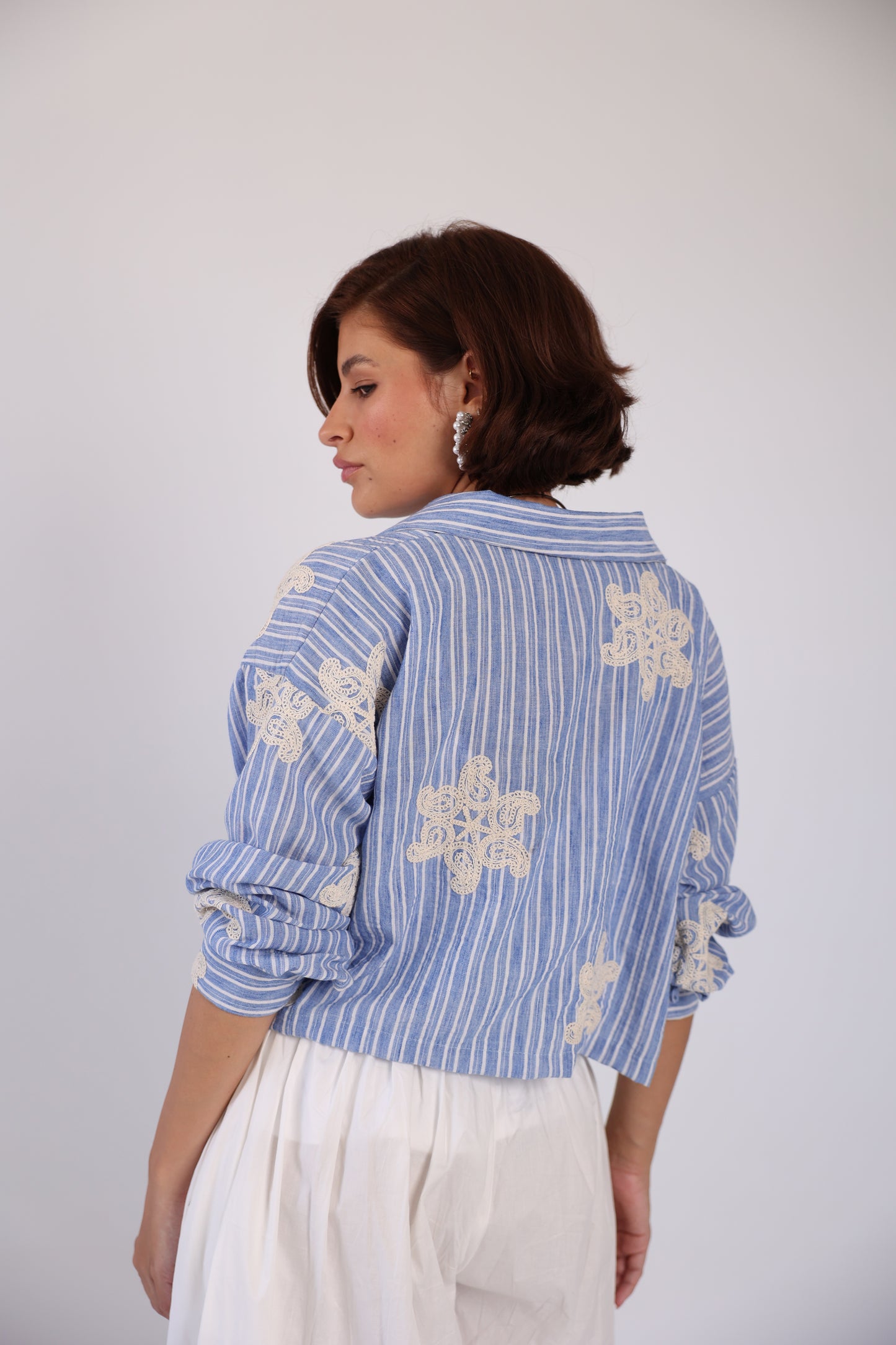 Cropped embroidered shirt