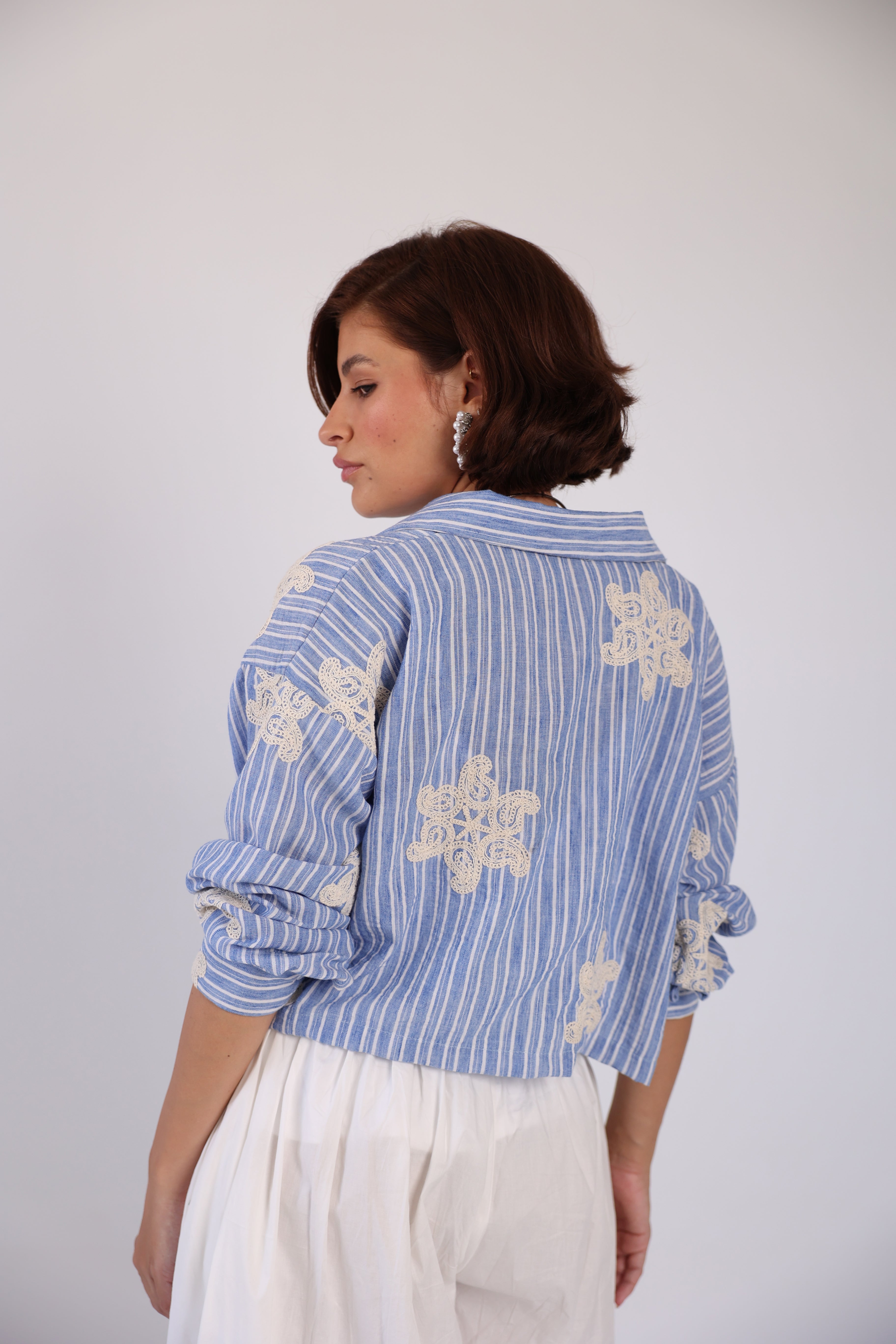 Cropped embroidered shirt