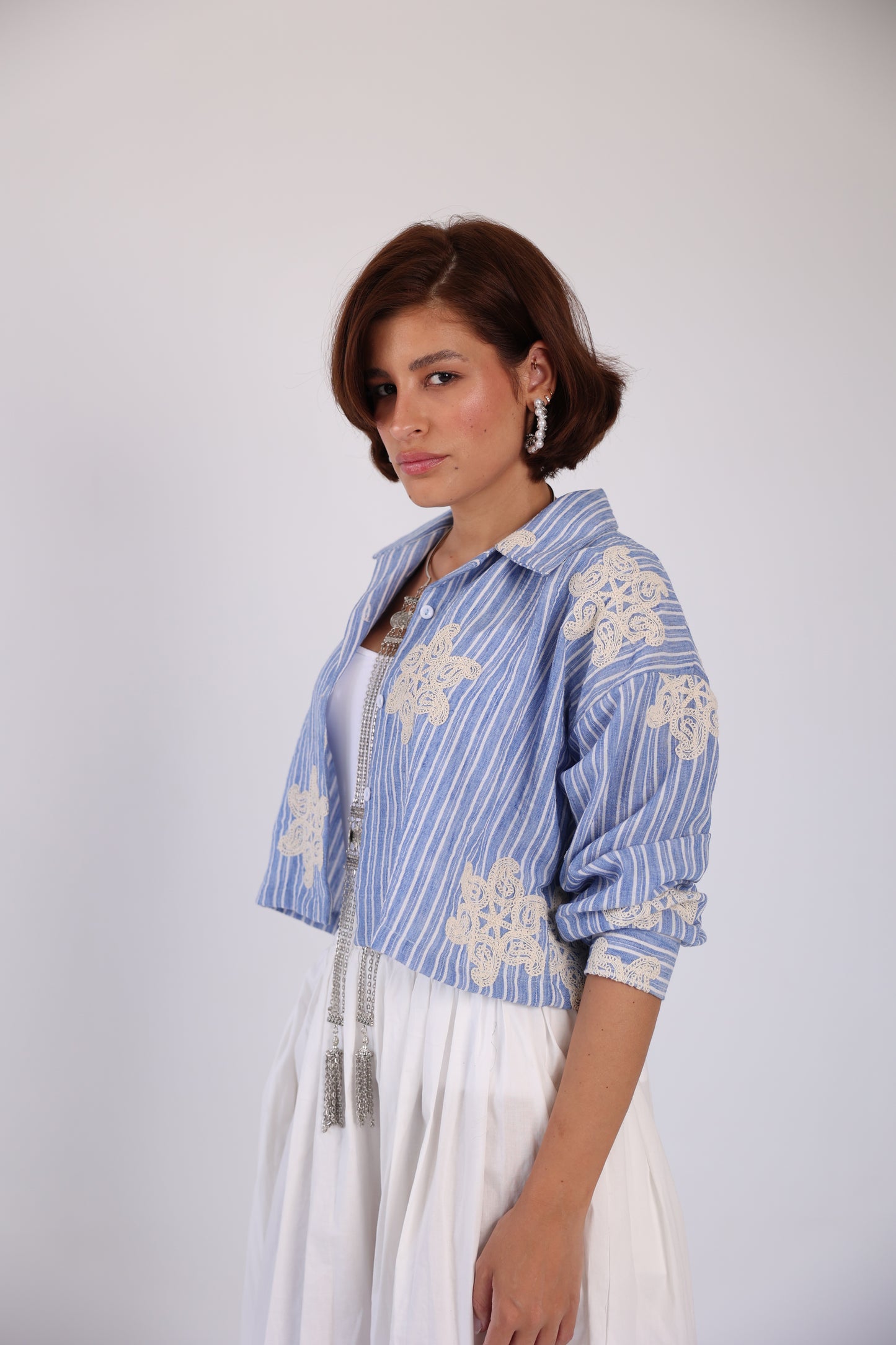 Cropped embroidered shirt