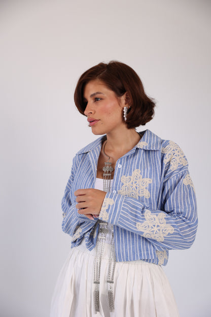 Cropped embroidered shirt