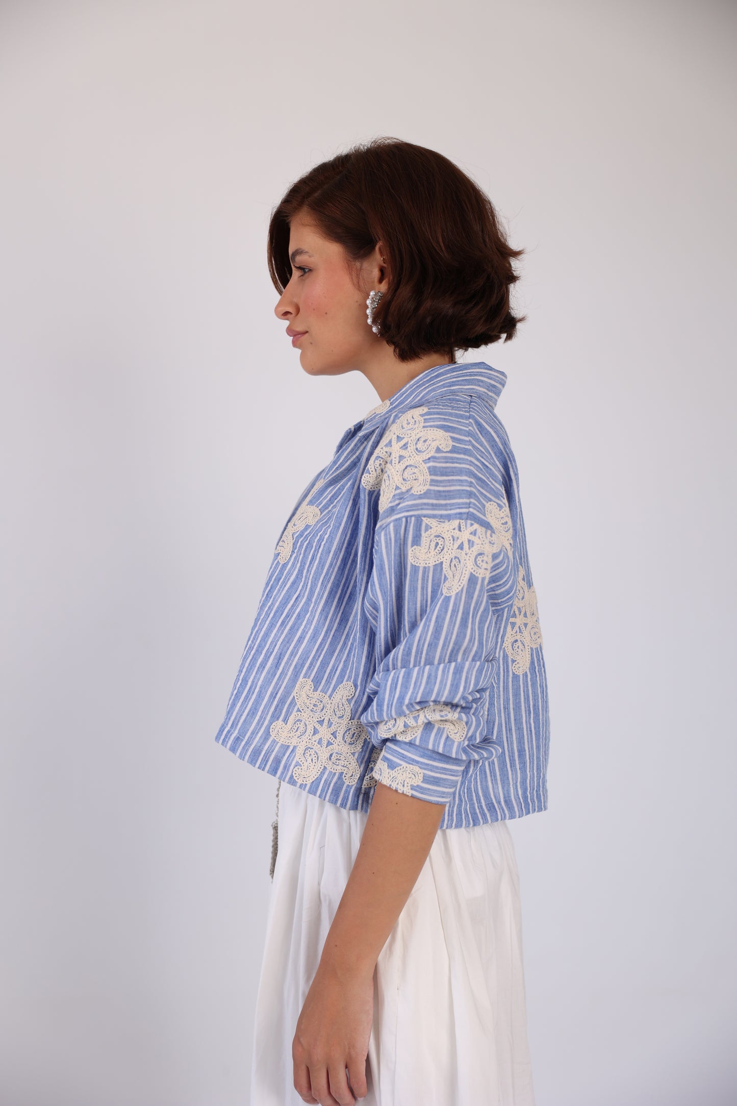 Cropped embroidered shirt